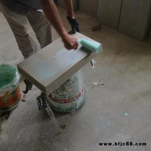 瓷磚背膠生產(chǎn)廠家耀王邦TTB強(qiáng)力瓷磚背涂膠廠家不空鼓不掉磚背涂膠批發(fā)瓷