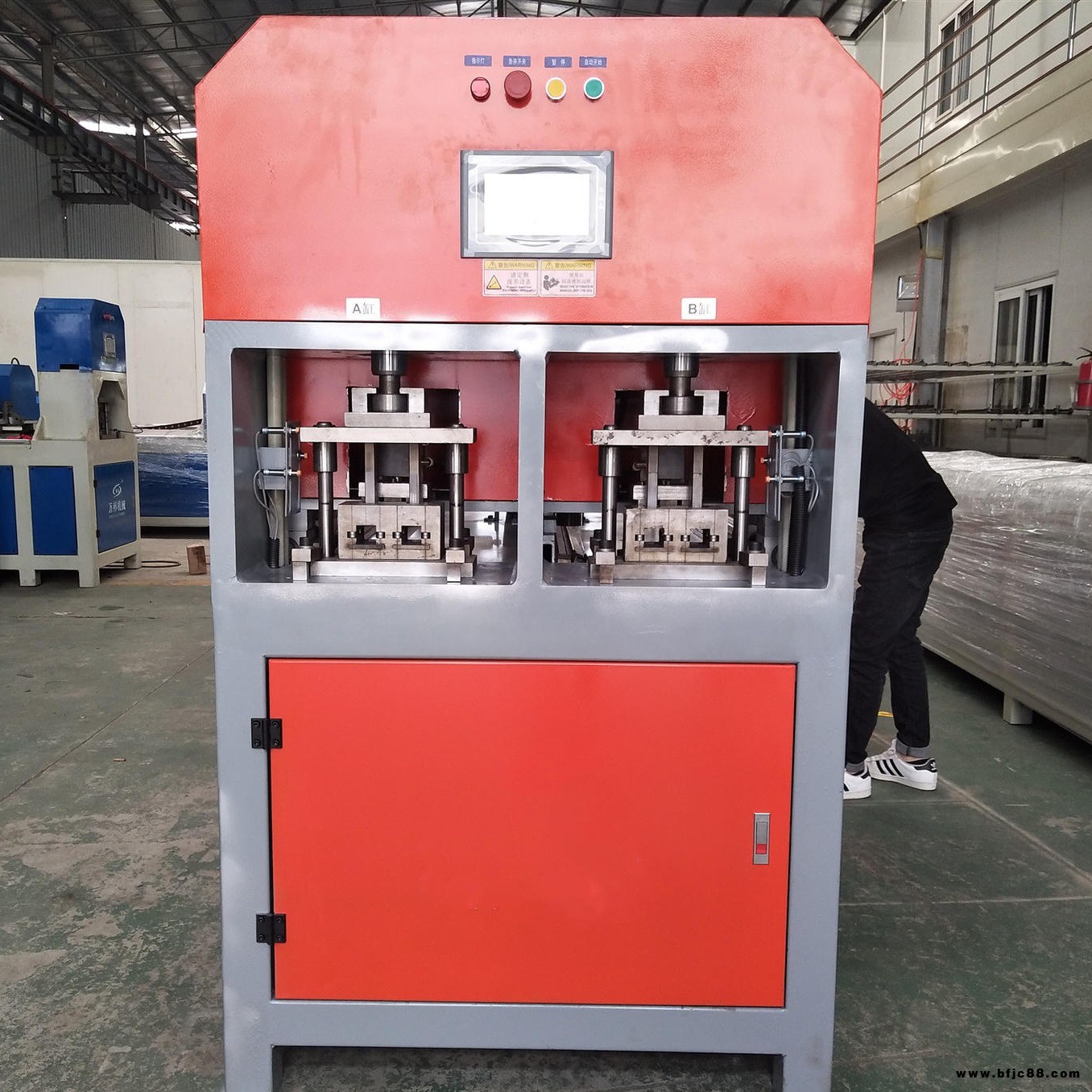 供應易沖R3款角鋼自動沖孔機、角鐵自動打孔機械、護欄沖孔機械、防盜窗自動沖孔設備、管材全自動沖孔機、扁鐵自動沖孔機