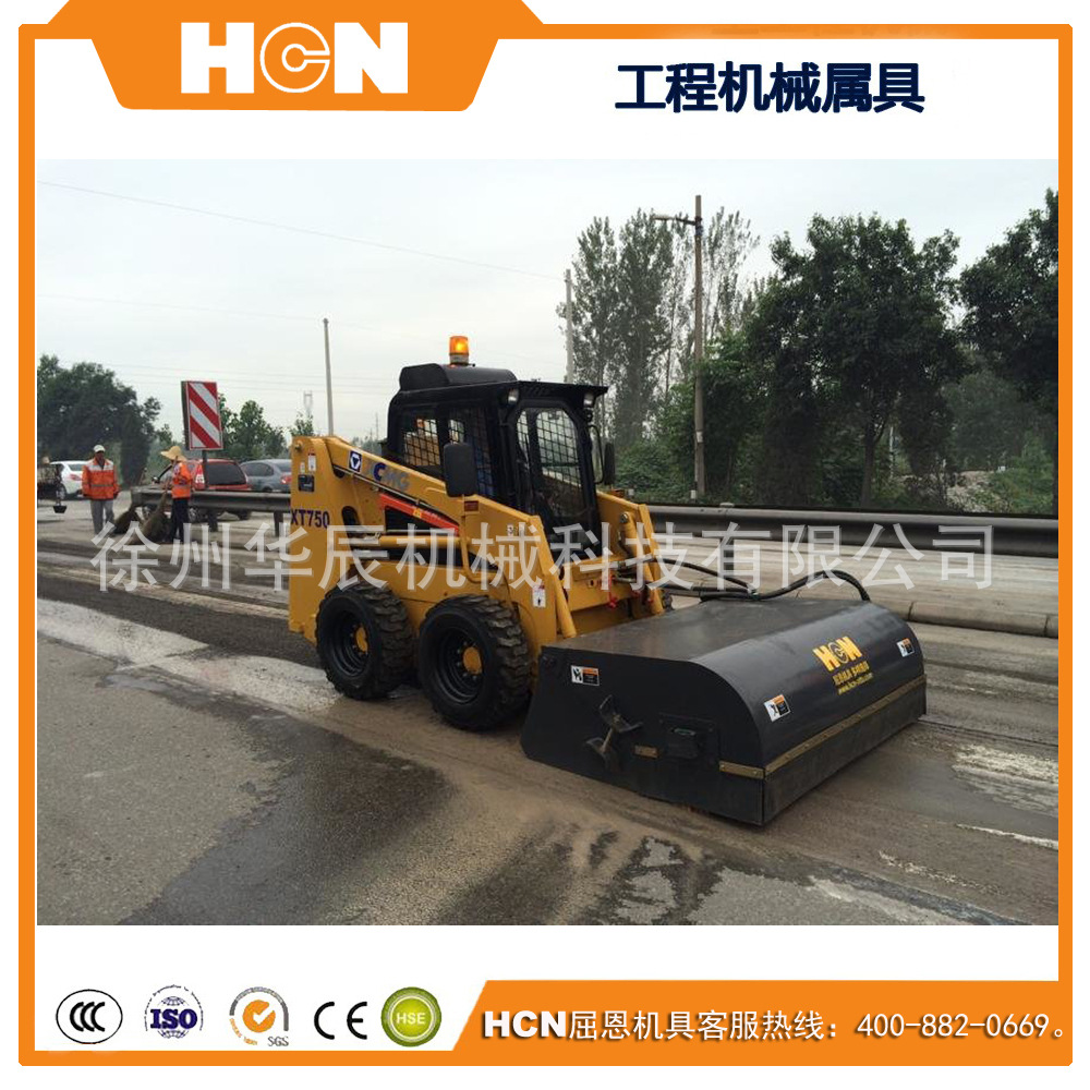 滑移清掃車 場(chǎng)地清掃滑移清掃車 HCN屈恩機(jī)具滑移清掃車專注清掃示例圖1