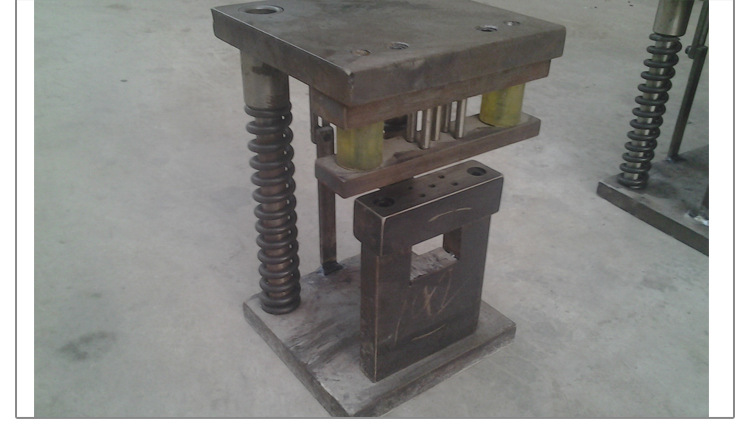 防盜門沖孔機(jī) 液壓沖孔機(jī) 防盜門門鎖沖孔機(jī)示例圖6