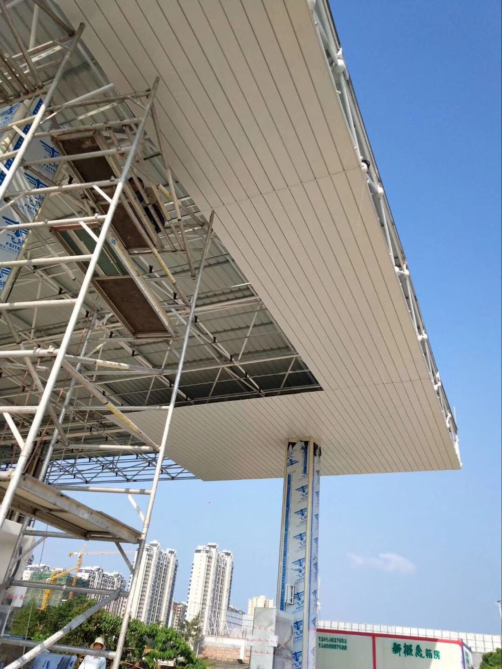 石家莊高速公路服務區加油站吊頂防風鋁扣板【白色防風鋁條扣】示例圖4